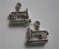 bedeltje/charm handwerken:naaimachine klein - 15 mm