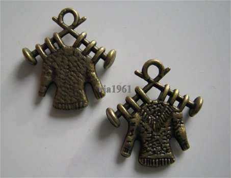 bedeltje/charm handwerken:trui op breinaalden brons - 18x17x2 mm(nog 29 st.) - 1