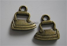 bedeltje/charm handwerken:strijkijzer brons : 17 mm