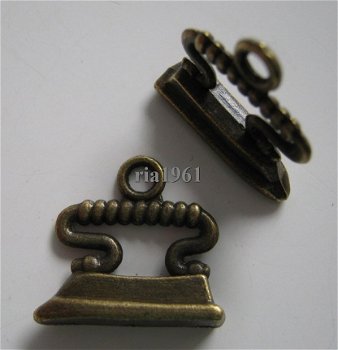 bedeltje/charm handwerken: strijkbout brons - 18x17 mm - 1