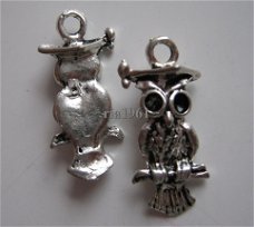 bedeltje/charm vogels:uiltje met hoed - 26 x12 mm