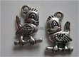 bedeltje/charm vogels:vogel op stok - 18x19 mm - 1 - Thumbnail