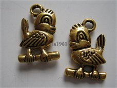 bedeltje/charm vogels:vogel op stok goud -18x19 mm