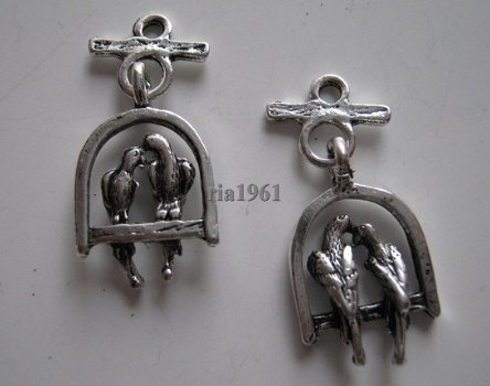 bedeltje/charm vogels: papagaaien op stok - 25x12 mm - 1