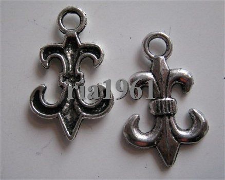 bedeltje/charm bloem:fleur de lis - 24x15 mm - 1