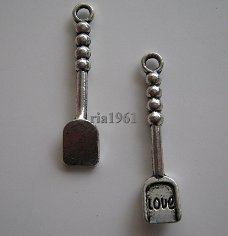 bedeltje/charm bloem: schep love - 30 mm