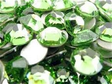 Swarovski 2028 Peridot 7mm ss30 10 Stuk