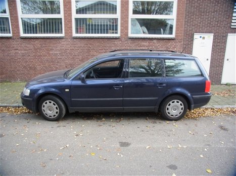 Volkswagen Passat 1.8 Stationwagon Plaatwerk kleur blauw Sloopauto inkoop Den haag - 1