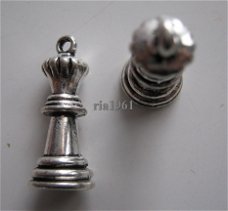 bedeltje/charm spel : schaakstuk koningin - 27x12 mm (nog 5 st,)