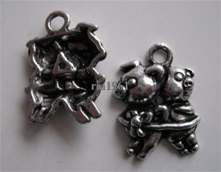 bedeltje/charm dieren: 2 varkens in kookpot - 22x16 mm ( nog 20 st.) - 1