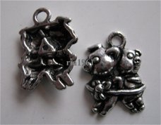 bedeltje/charm dieren: 2 varkens in kookpot - 22x16 mm ( nog 20 st.)