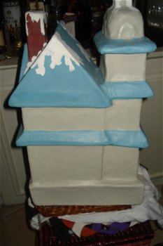 groot Kersthuis van papier-mache hoogte 45 cm heel licht en geschikt voor de kinderkamer Prijs 7,50 - 2