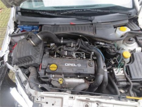 Opel Corsa 1.7 DTI Plaatwerk en Onderdelen - 4