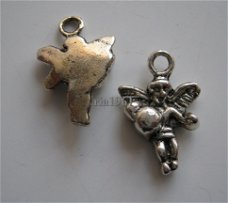 bedeltje/charm kerst:engeltje met bal - 18x12 mm