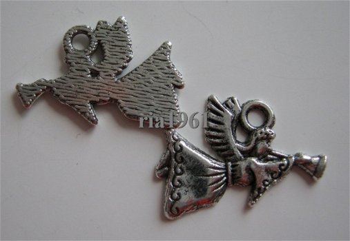 bedeltje/charm kerst : vliegende engel met fluit - 21x14 mm - 1