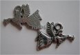 bedeltje/charm kerst : vliegende engel met fluit - 21x14 mm - 1 - Thumbnail