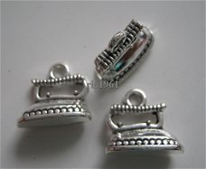 bedeltje/charm inboedel : strijkbout  - 12x14x6 mm