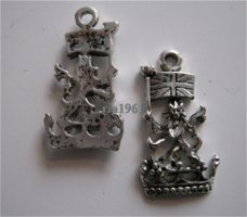 bedeltje/charm overig: leeuw met engelse vlag - 27x14 mm