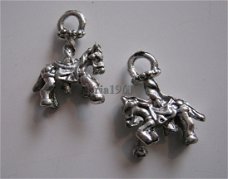 bedeltje/charm overig:draaimolenpaardje - 18x14 mm