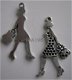 bedeltje/charm overig: dame met tas - 39x19 mm - 1 - Thumbnail