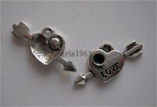 bedeltje/charm hartjes:hartje 20-met pijl,love - 21x12 mm