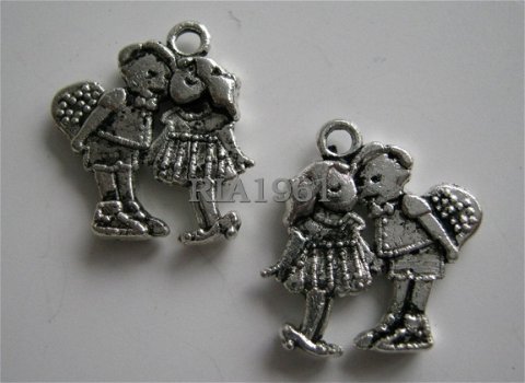 bedeltje/charm hartjes:verliefde kinderen - 15x15 mm - 1