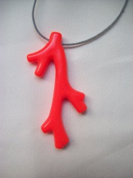 koraaltakje resin hanger in koraal rood en wit 3 voor 1 euro - 1