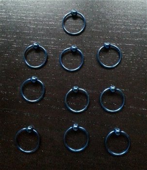 Blauwe chirurgisch stalen piercing ringetjes 1,2 x 12 mm. - 2
