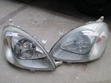 Toyota Yaris Bouwjaar 2001 Koplampen links en rechts Sloopauto inkoop Den haag