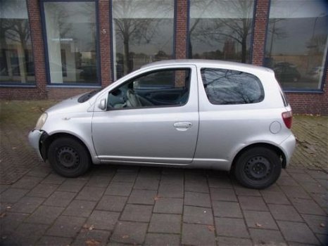 Toyota Yaris Bouwjaar 2001 Koplampen links en rechts Sloopauto inkoop Den haag - 4