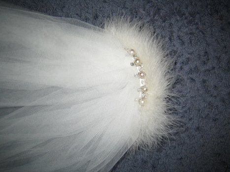 #181 Sneeuwwitte sluier met parel tiara en maraboeveertjes. - 1