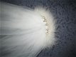 #181 Sneeuwwitte sluier met parel tiara en maraboeveertjes. - 1 - Thumbnail