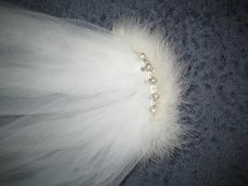 #181 Sneeuwwitte sluier met parel tiara en maraboeveertjes.