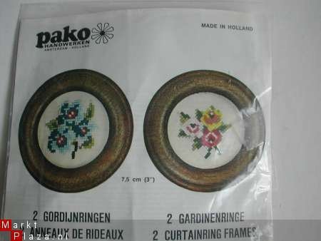retro borduurpakketje 2 gordijnringen met borduurgaren en stramien en originele teltekeningen Verzen - nr. 1