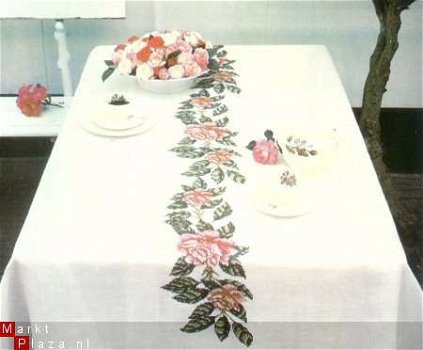 borduurpatroon 3071 tafelkleed met rozenrand - 1