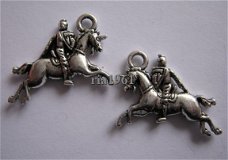 bedeltje/charm sprookjes : ridder op paard - 23x17 mm(nog 15 st.)