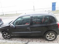 Renault Clio 1.5 diesel Bouwjaar 2004 Plaatwerk Sloopauto inkoop Den haag