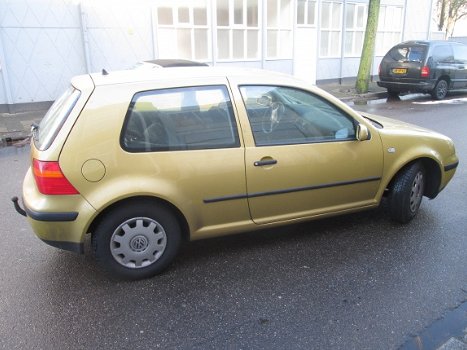 Volkswagen Golf 4 1.9 SDI Plaatwerk en Onderdelen Sloopauto inkoop Den haag - 3