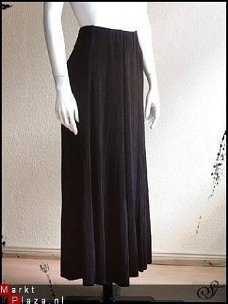 Lange gothic rok uit zwart slinky nylon,