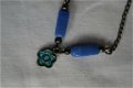 vintage ketting zwart blauw groen met bloemhanger bedel hippiemarkt - 1 - Thumbnail