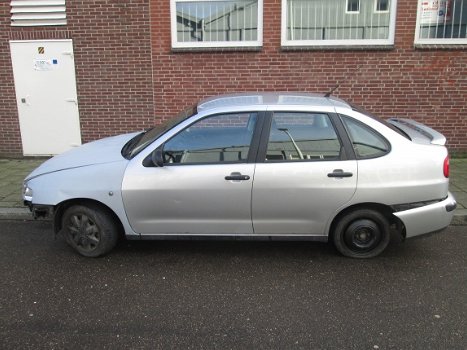 Seat Cordoba 1.6 Plaatwerk en Onderdelen Sloopauto inkoop Den haag - 1