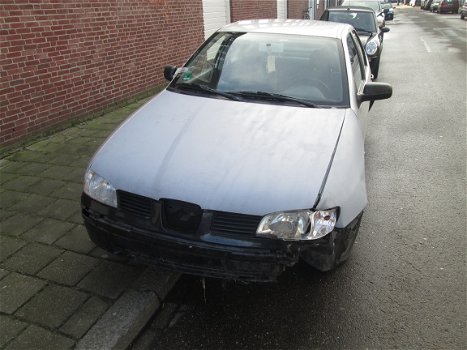 Seat Cordoba 1.6 Plaatwerk en Onderdelen Sloopauto inkoop Den haag - 3