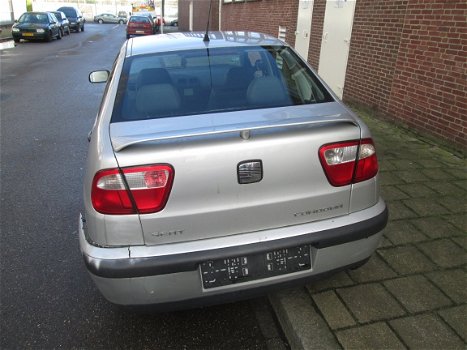 Seat Cordoba 1.6 Plaatwerk en Onderdelen Sloopauto inkoop Den haag - 4