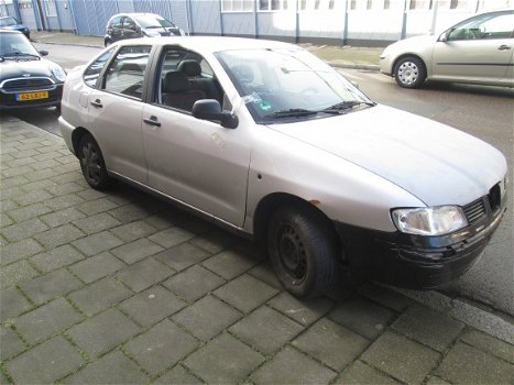 Seat Cordoba 1.6 Plaatwerk en Onderdelen Sloopauto inkoop Den haag - 5