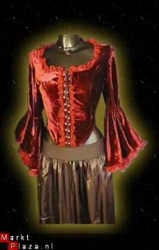 Gothic bloedrode velourse top met mooie 2 laagse klokmouwen,