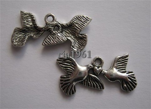 bedeltje/charm vogels: duifjes met hartje - 25x12 mm - 1