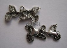 bedeltje/charm vogels: duifjes met hartje - 25x12 mm