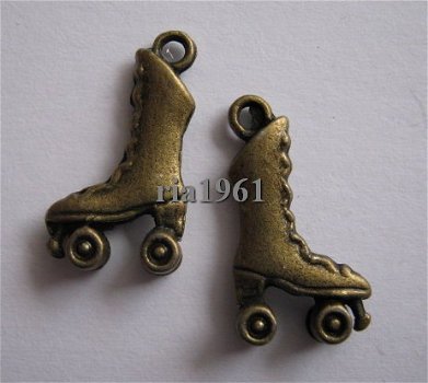 bedeltje/charm sport: rolschaats brons - 21x11 mm - 1