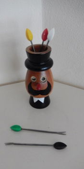 Houten man-figuur met hoge hoed met cocktailprikkers - 2