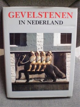 Gevelstenen in Nederland door drs. Gertrudis A.M. Offenberg - 1